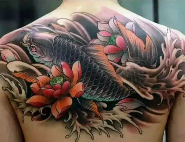 让人眼前一亮的后背彩色鲤鱼纹身图案