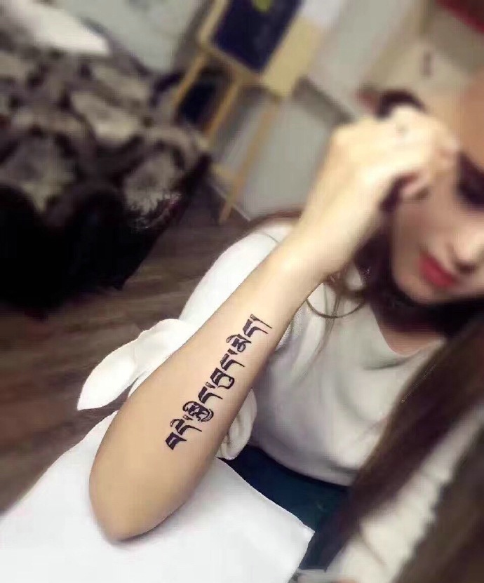 手臂外侧时尚梵文纹身图案