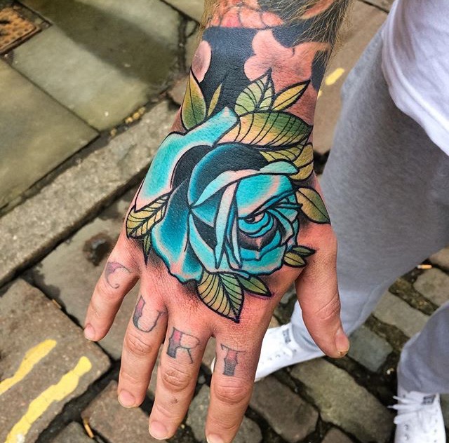 一组耐看的手背漂亮花朵纹身图案