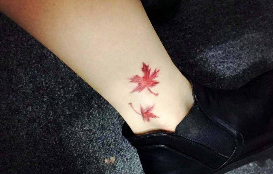 裸脚彩色树叶纹身图案时尚秀气