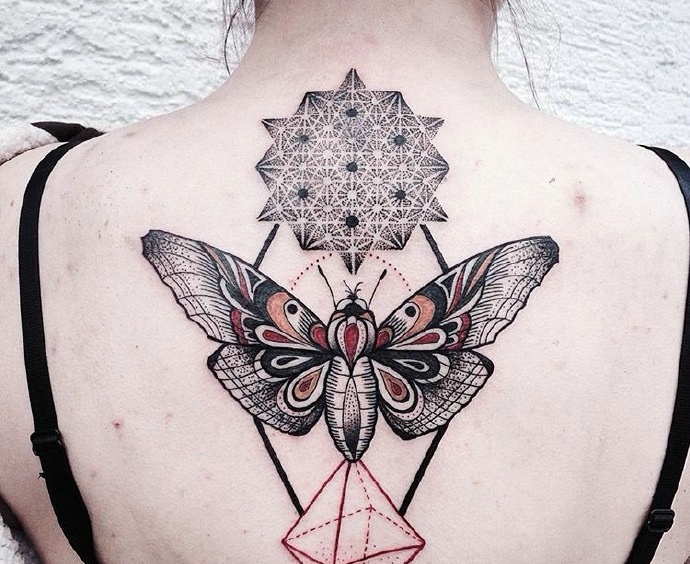 几何图形与蜻蜓结合的后背纹身图案