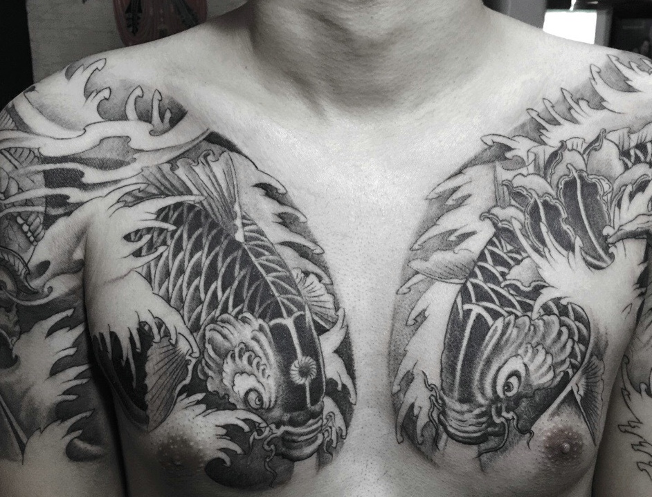 双半甲黑白鲤鱼纹身图案个性十足