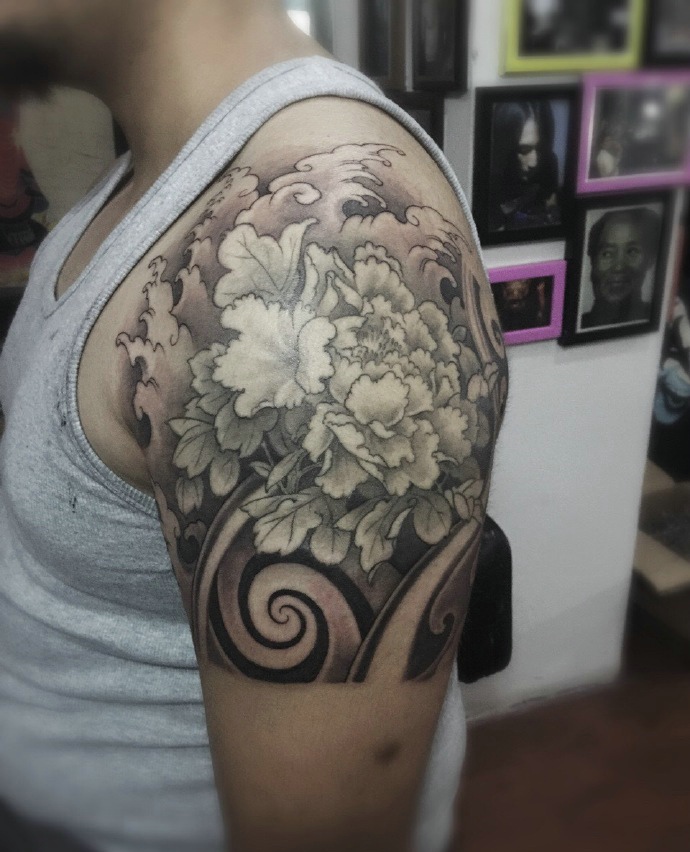 经典美妙的大臂黑灰牡丹花纹身图案