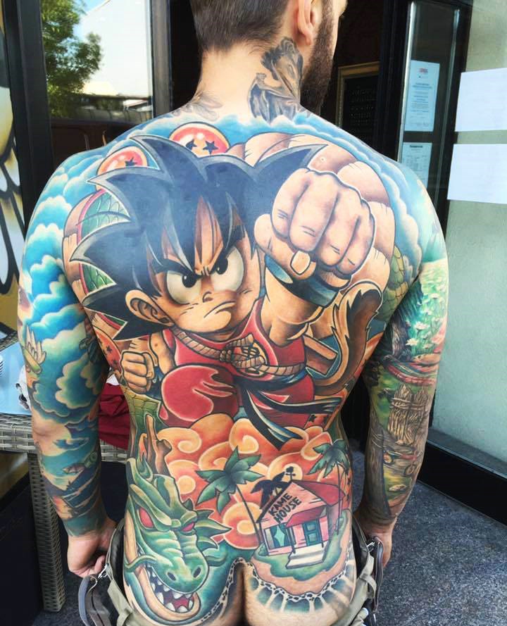 色彩鲜艳的满背卡通纹身图案