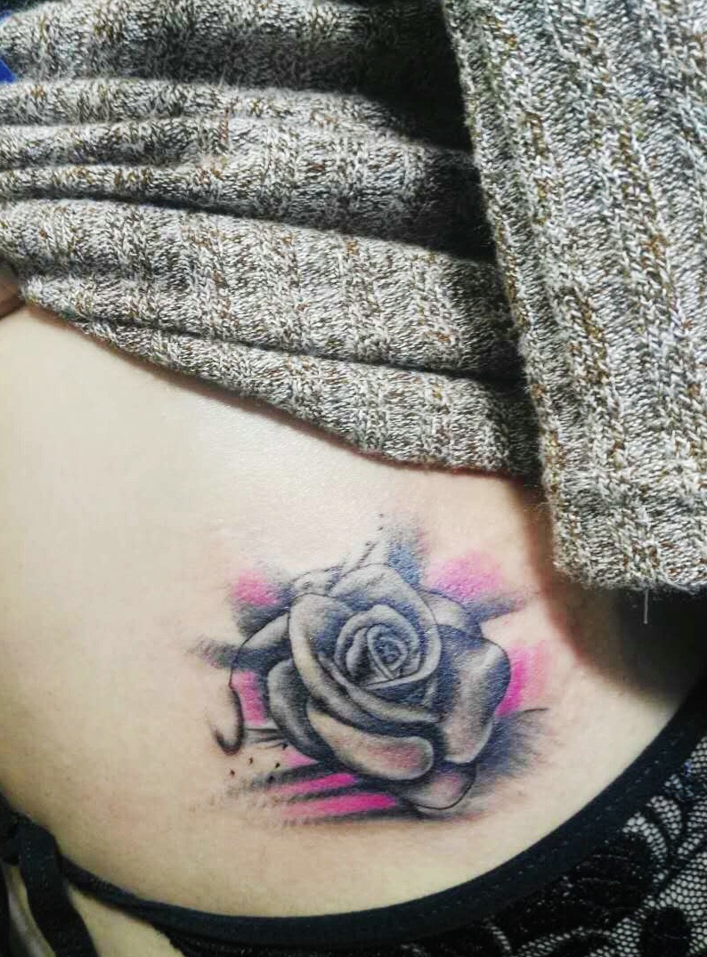 腰部左侧的性感玫瑰纹身图案
