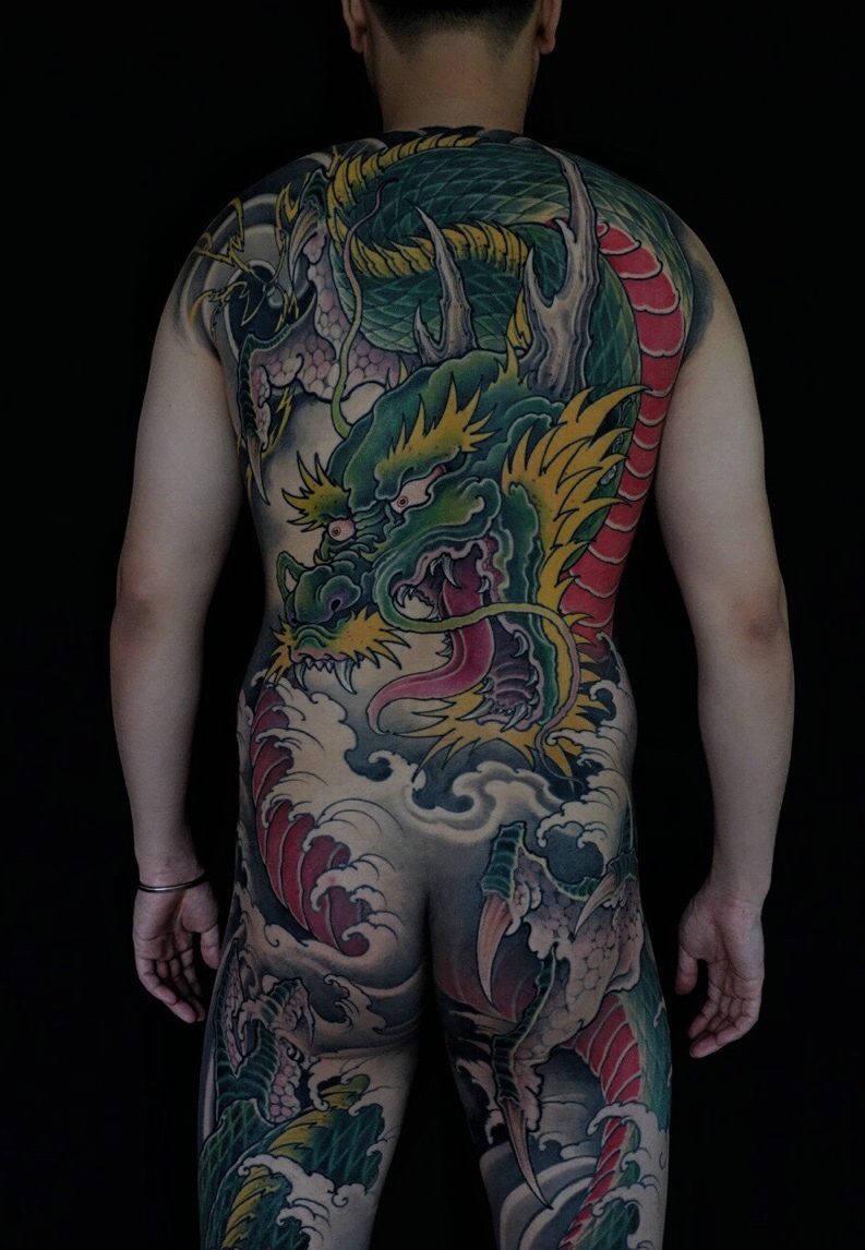 满背彩色大邪龙纹身图案魅力十足