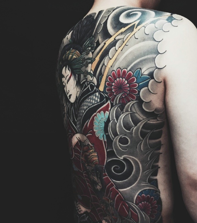 满背五颜六色日式花妓纹身图案