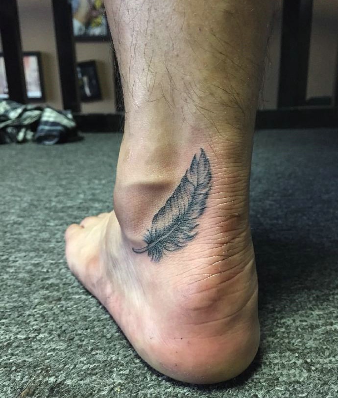 脚跟上的羽毛纹身图案简单大方