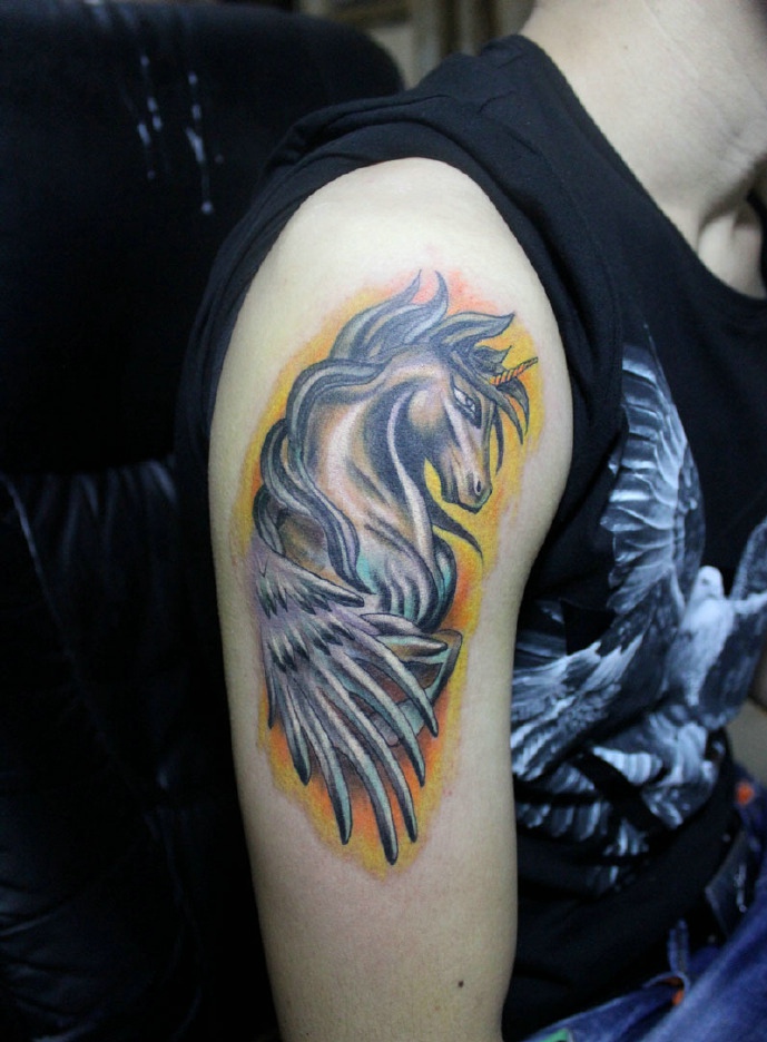 一匹忧愁善感的骏马手臂纹身图案