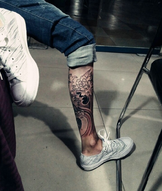 小腿处黑白图腾纹身图案很有个性