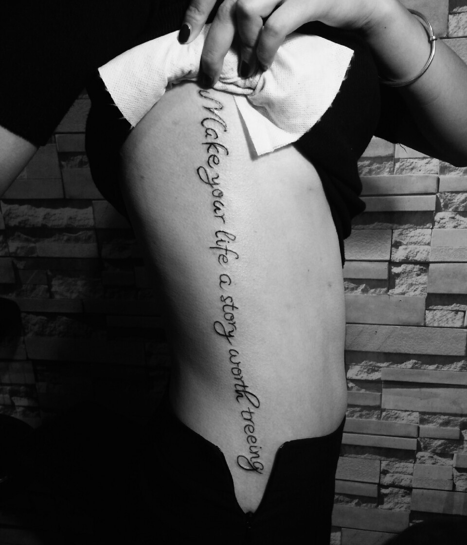 侧腰部英文纹身图案引领时尚