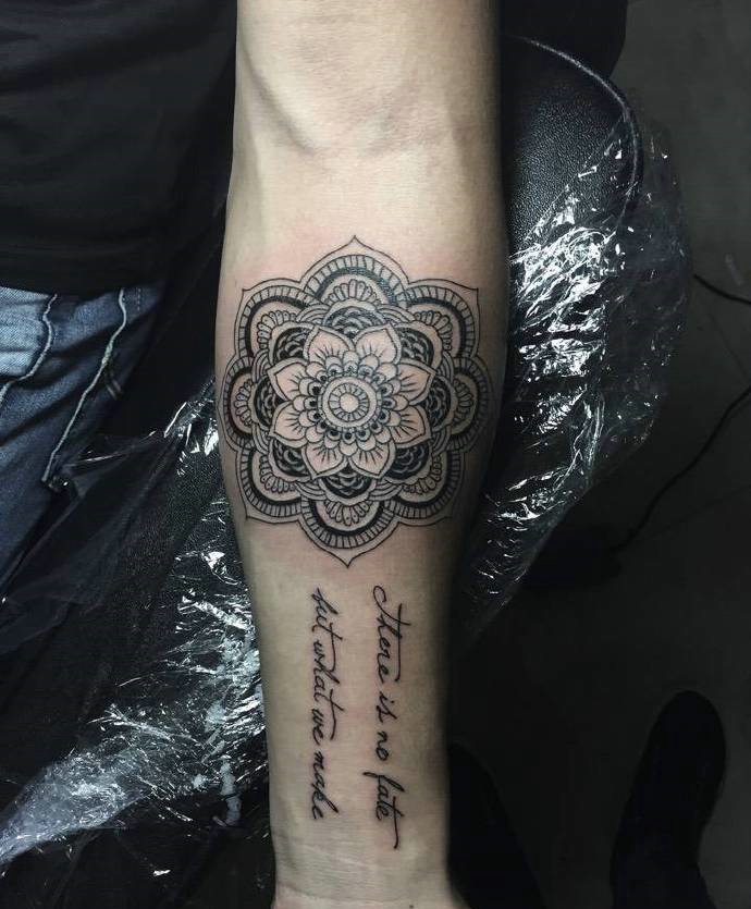 梵花与英文相结合的手臂纹身图案