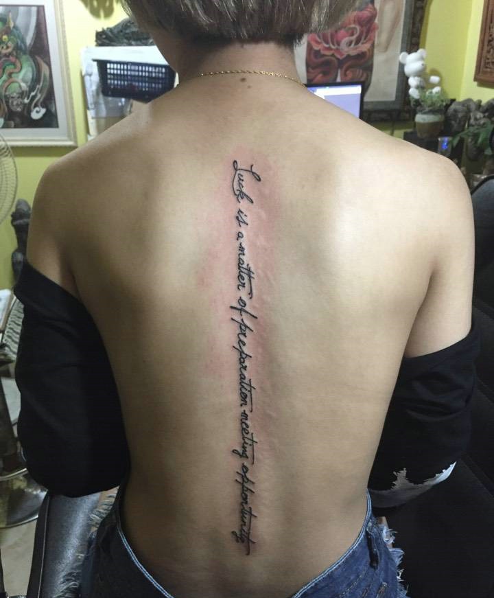 脊椎部英文纹身图案很有个性