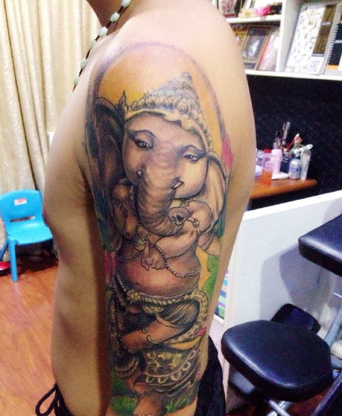 五彩缤纷的手臂时尚象神纹身图案