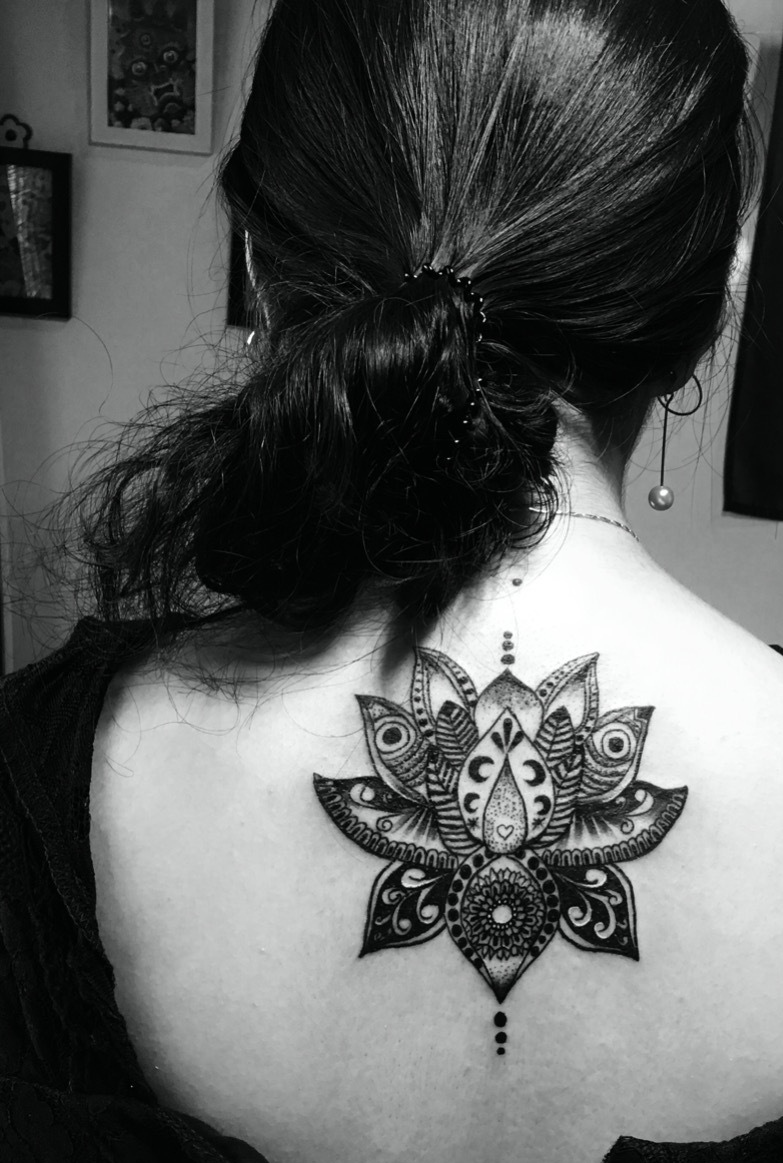 个性女孩后背黑白莲花纹身图案