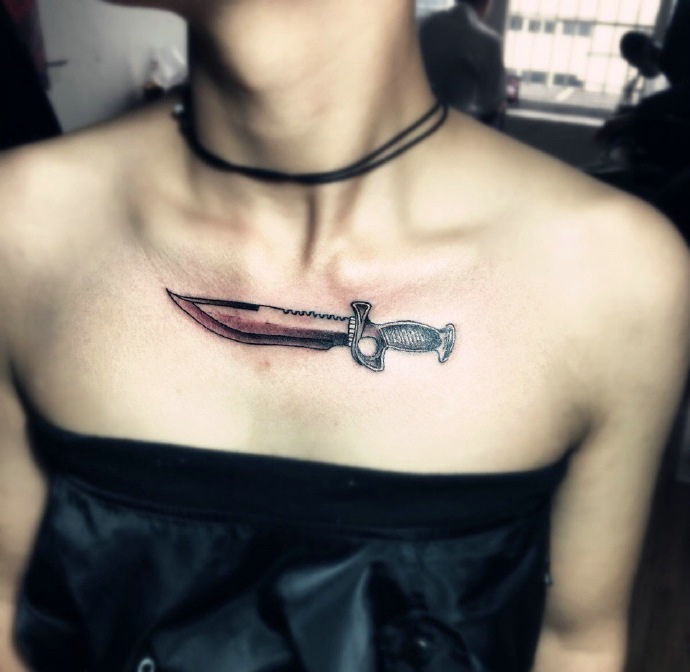 胸前个性豪迈的匕首纹身图案