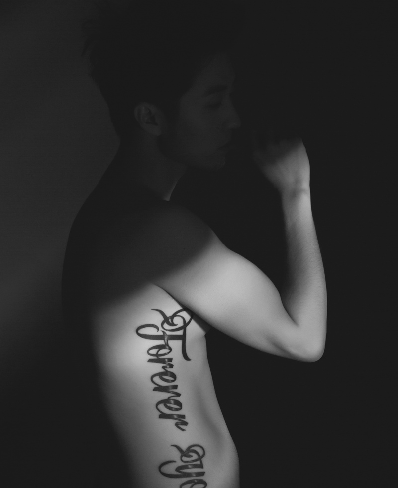 黑暗中的帅气男孩侧腰部英文纹身图案