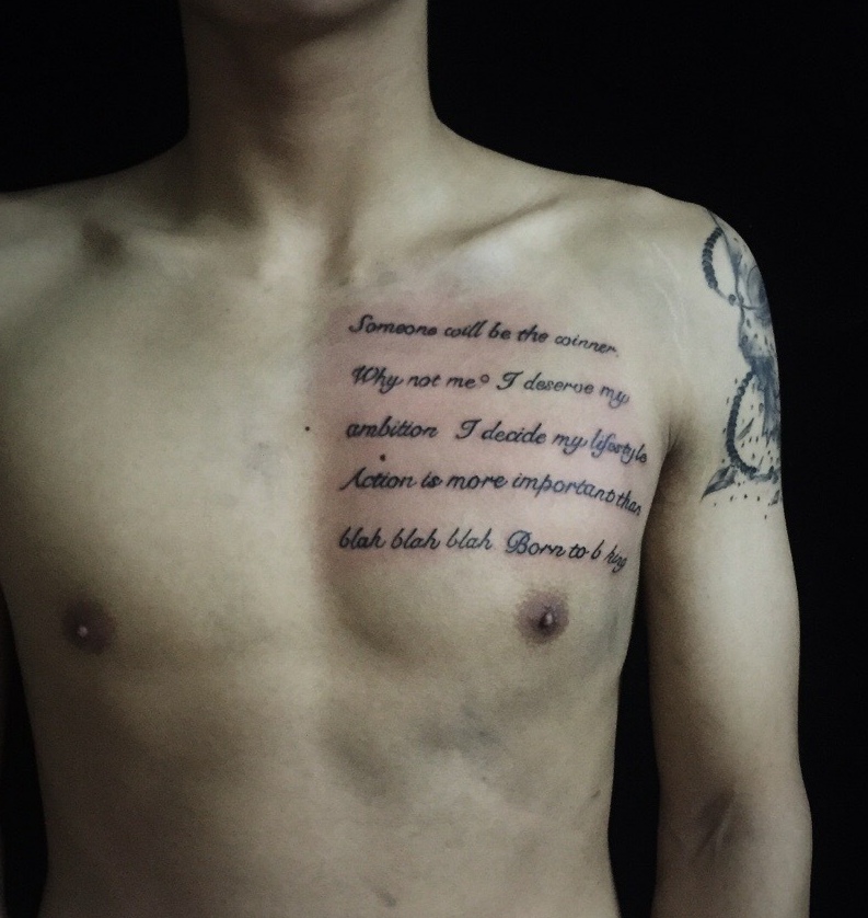 左边胸口处具有特殊意义的英文纹身图案