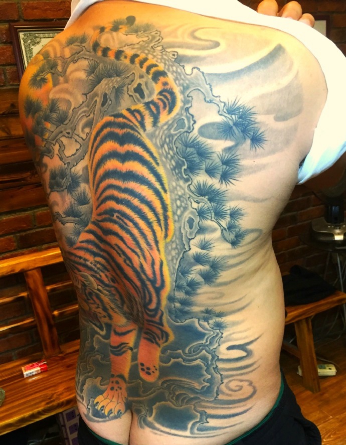 满背彩色下山虎纹身图案霸气十足