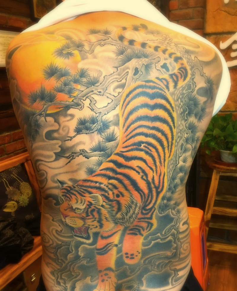 满背彩色下山虎纹身图案霸气十足