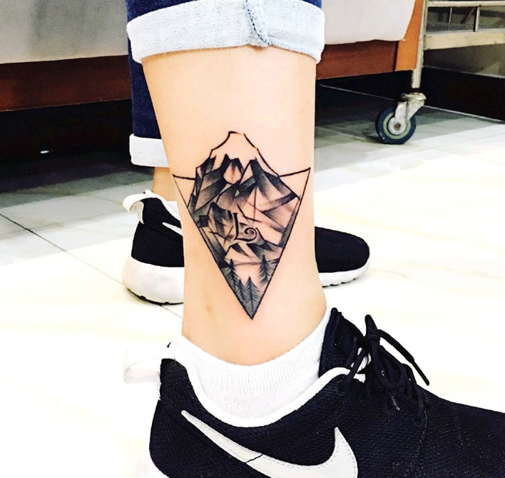 小腿外侧个性另类的图腾纹身图案