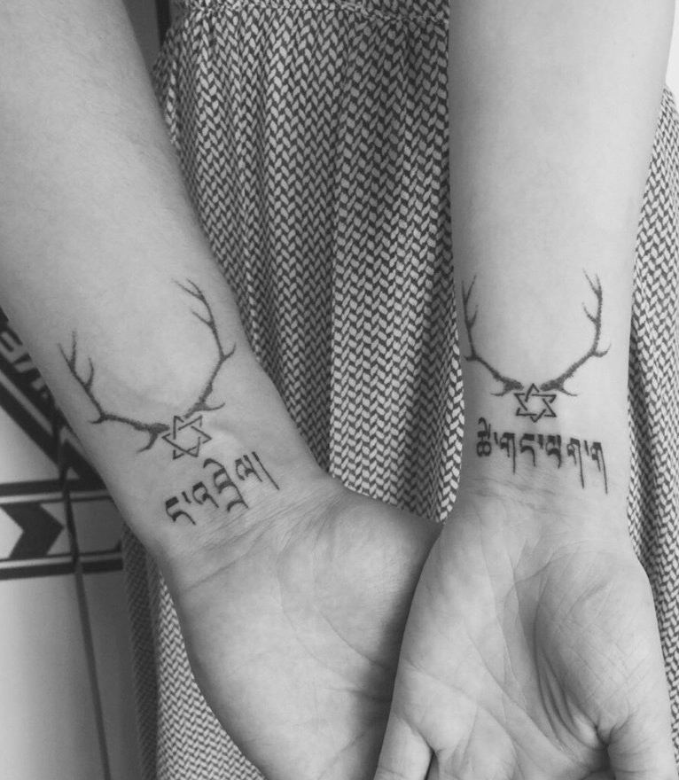 梵文与小图案结合的手腕情侣纹身图案