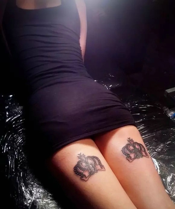 性感女孩脚背上的小皇冠纹身图案