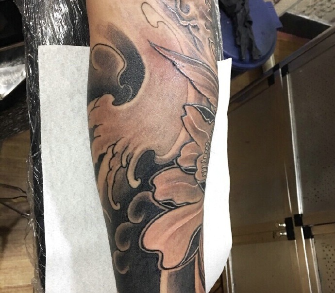 老传统黑白鲤鱼纹身图案活力十足