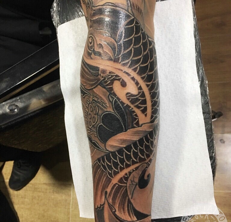 老传统黑白鲤鱼纹身图案活力十足