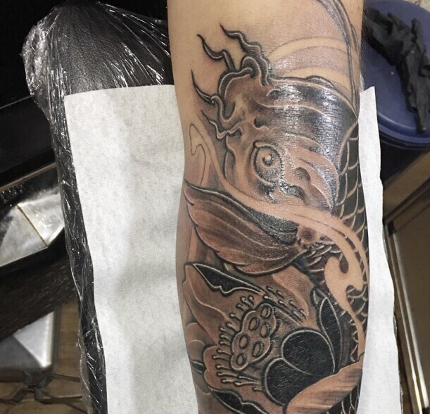 老传统黑白鲤鱼纹身图案活力十足