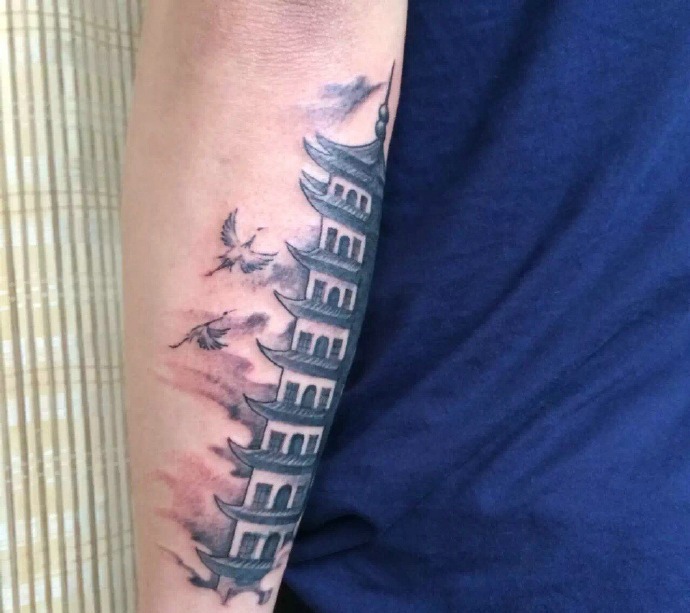 手臂传统黑灰雷峰塔纹身图案