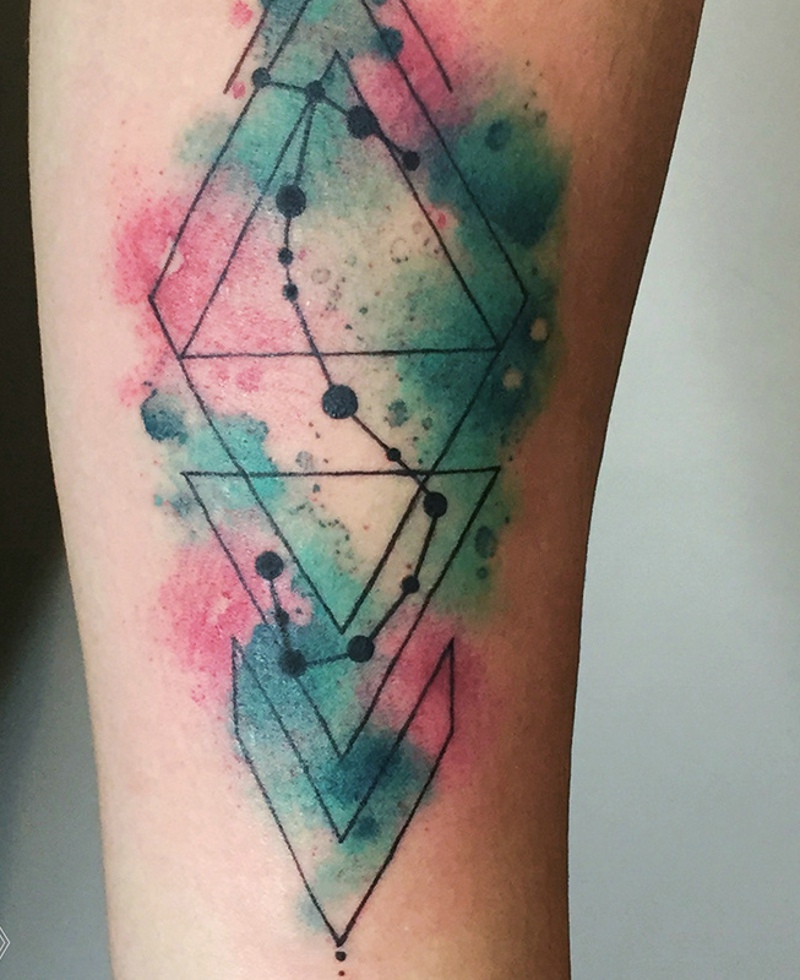 手臂五颜六色的水彩几何星座纹身图案