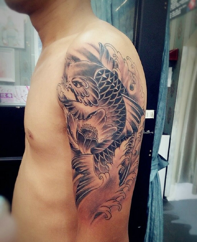 手臂黑白鲤鱼纹身图案简单大方