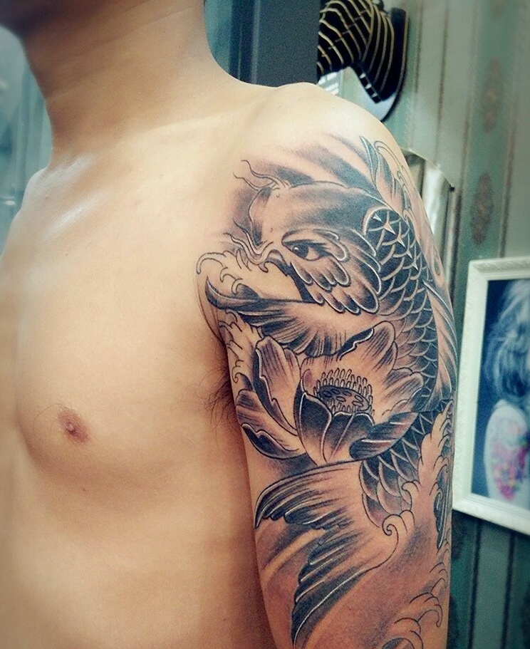 手臂黑白鲤鱼纹身图案简单大方