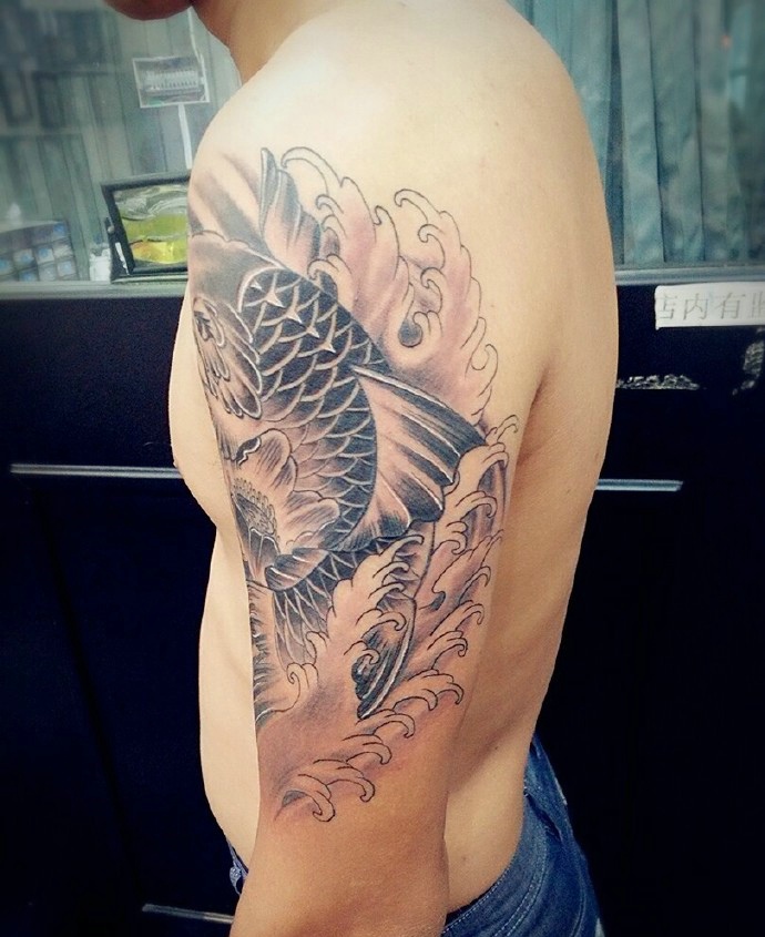 手臂黑白鲤鱼纹身图案简单大方