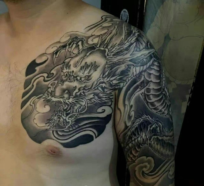 超级完美的半甲黑白邪龙纹身图案