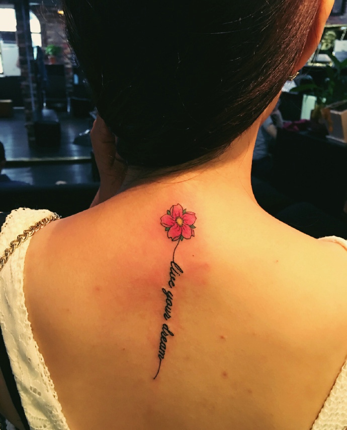 小清新优美的后背英文纹身图案