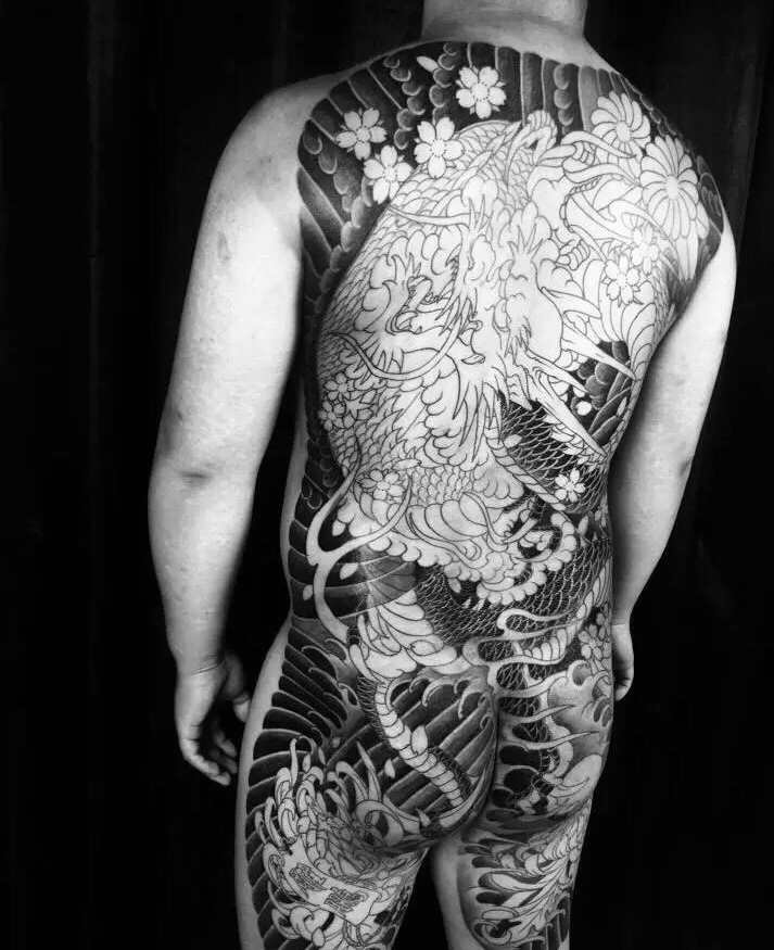 满背黑白传统大邪龙纹身图案