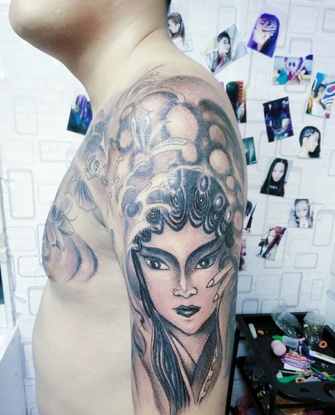 老传统精致的半甲花旦纹身图案