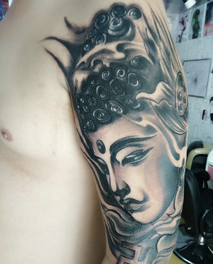 具有魄力的一款大臂黑白佛像纹身图案