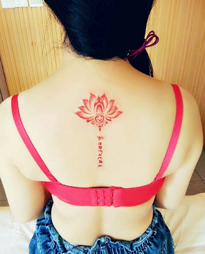 荷花与梵文几何的脊椎部纹身图案