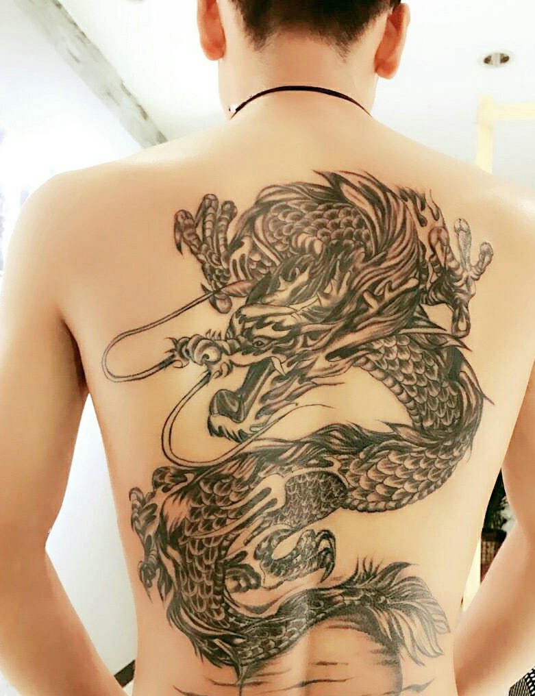 80后男士后背有魄力的邪龙纹身图案