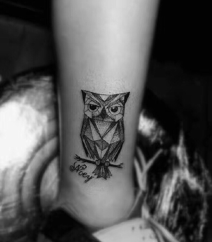停留在树枝的小猫头鹰腿部纹身图案