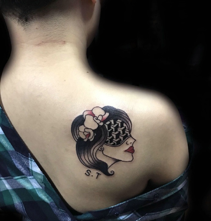 后背蒙着双眼的欧美女孩纹身图案