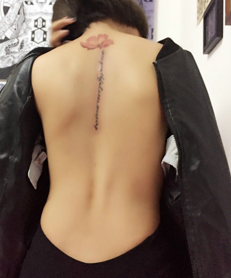 脊椎部小清新英文与花朵纹身图案