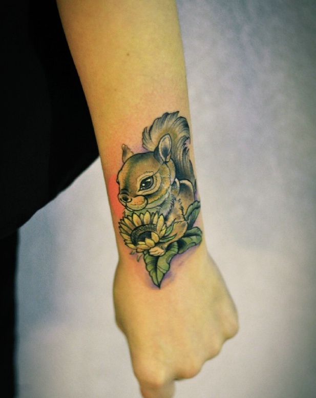 捧着向日葵的小松鼠手臂纹身图案