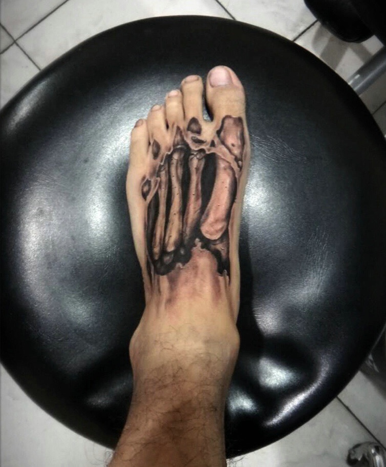 脚背上的个性有创意的骨头纹身图案