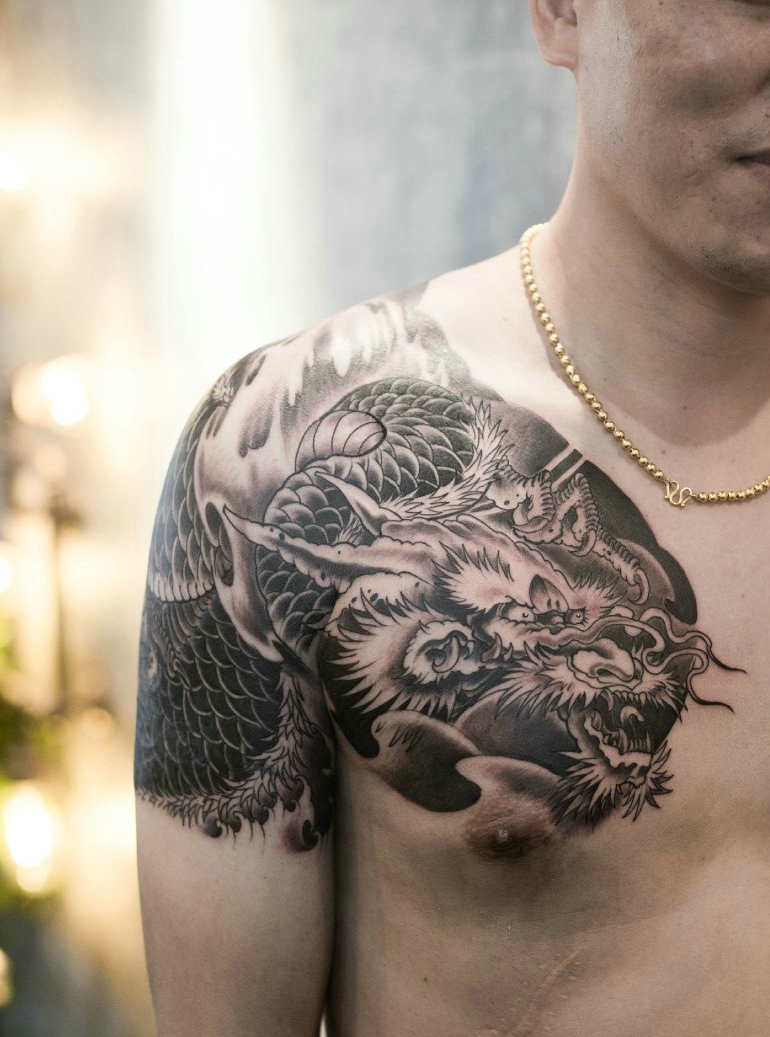 黑白传统半甲邪龙纹身图案