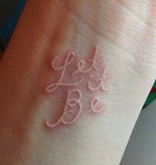 手腕上的隐形英文纹身图案落隐落现