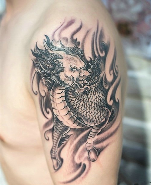 传统霸气的大臂麒麟纹身图案